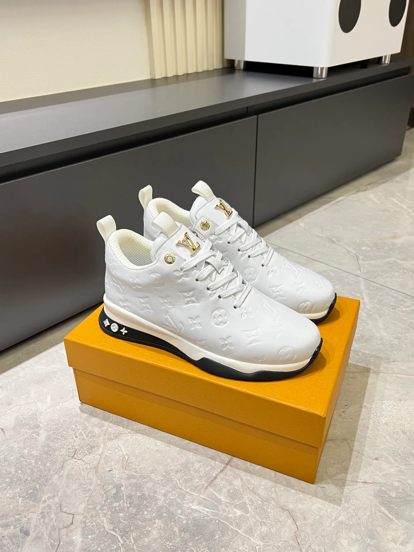 p520 "LOUI* VUITTO*" popular men's casual shoes, genuine development in Italy💯purchasing level quality✔️The upper is made of first-layer cowhide, comfortable and soft sheepskin feet⚡️Fashionable and versatile, the toe last shape is firm and full, and the soles are made from original LV molds and can be freely entered and exited the counter. Light and comfortable on the feet~Purely handmade, details determine quality! Size:39-44!